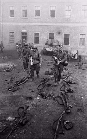 Ungarn, Budapest, SS-Männer auf der Hof der Kaserne des (ungarischen) Wachbataillons auf der Burg; Eins Kp Lw zbV — Budapest