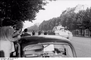 Frankreich.- Panzer V "Panther" auf Fahrt durch eine Stadt; Lfl 3 — Frankreich
