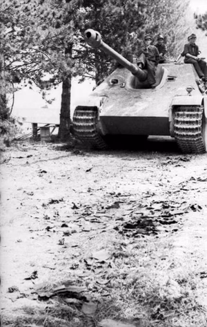 Frankreich.- Soldaten auf Jagdpanther (Panzerjäger "Panther") bei Fahrt über Landstraße; PK KBZ OB West — Frankreich