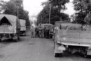 For documentary purposes the German Federal Archive often retained the original image captions , which may be erroneous, biased, obsolete or politically extreme . Kampfgruppe Jeckeln. Krasnoywardeisk [Krasnogwardeisk] 1942 Munitionskolonne