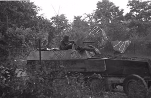 Niederlande, Arnheim.- Soldat am Maschinengewehr 42 in mittlerem Schützenpanzer (Sd.Kfz. 250/1), feuernd; PK 2 KBK — Arnheim