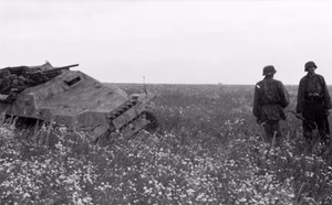Sowjetunion.- Unternehmen Zitadelle, Angehörige der Waffen-SS neben gepanzertem Fahrzeug — Russland