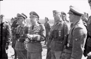 Sowjetunion, Raum Charkow.- Reichsführer-SS Heinrich Himmler bei Besuch / Inspektion der schweren Pz. Abt. 502 der Waffen-SS-Div. "Das Reich", vlnr. Walter Krüger, Heinrich Himmler, Paul Hausser; SS-PK — Russland