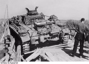 For documentary purposes the German Federal Archive often retained the original image captions , which may be erroneous, biased, obsolete or politically extreme . Auf einer zu schwachen Holzbrücke eingebrochener schwerer deutscher Panzerkampfwagen. Panzer Regiment 36 Bei Supani, 48km südlich Mirgorod, Ukraine, Rußland. 14.9.1941