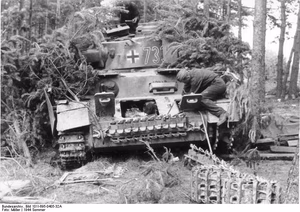 Im Osten (Mitte).- Instandsetzung eines mit Tannenzweigen getarnten Panzer IV Ausf. H (Turmnummer 733); KBZ HGr Mitte — Ostfront