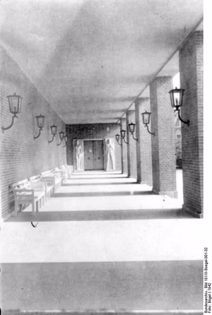 Berlin-Lichterfelde.- Kaserne der Leibstandarte SS Adolf Hitler, Eingang zur Schwimmhalle — Berlin