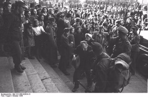 Ungarn, Budapest.- Ungarische und deutsche Soldaten treiben verhaftete Juden ins Stadttheater, 20./22. Oktober 1944; Einsatz Kompanie Lw zbV — Budapest
