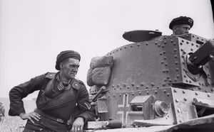 Frankreich.- Deutscher Panzersoldat gelehnt an Panzerkampfwagen 38(t); OKW — Frankreich