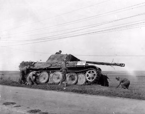 U.S. soldiers of the 5th Infantry Division inspect a German Panzer V "Panther" tank in France, 29 October 1944. The 5th Infantry Division operated around Metz at that time.
