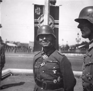 Frankreich, Paris.- Generalmajor Erwin Rommel mit Stahlhelm und Orden Pour le Merite bei Siegesparade nach dem Westfeldzug 1940 — Paris