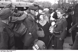 Ungarn, Budapest.- Ungarische und deutsche Soldaten treiben verhaftete Juden ins Stadttheater; Einsatz Kompanie Lw zbV — Budapest