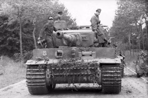Frankreich, bei Villers-Bocage.- Panzer VI "Tiger I" (Sd.Kfz. 181) auf Landstraße; PK Signal-Einsatz — Frankreich