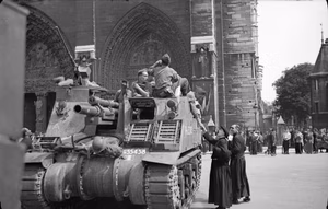 The Campaign in North-west Europe 1944-45 Priest 105mm self-propelled guns of the French 2nd Armoured Division in front of Notre Dame in Paris, 26 August 1944.