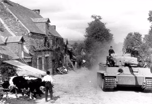 Frankreich.- Panzersoldaten auf Panzer VI "Tiger I" in Fahrt neben Bauernhaus; PK 649 — Frankreich
