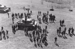 Sowjetunion, Raum Charkow.- Reichsführer-SS Heinrich Himmler bei Besuch / Inspektion der schweren Pz. Abt. 502 der Waffen-SS-Div. "Das Reich". Blick von oben auf Panzer VI "Tiger I" und Soldaten; SS-PK — Russland