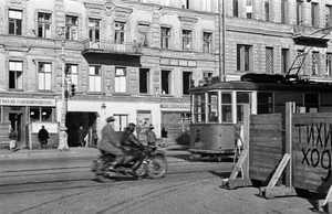 Вид повреждённого жилого квартала на углу проспекта 25-го Октября (ныне Невский) и улицы Марата после вражеской бомбардировки. Ленинград, 1943 г. Фото М. Трахмана. Главархив Москвы