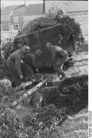 Frankreich.- Soldaten mit getarnter Panzerabwehrkanone, Anhängen an getarntes Zug-Fahrzeug (der 2. Panzer-Division ?); PK Signal-Einsatz — Frankreich
