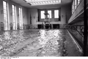 Berlin-Lichterfelde, Kaserne der Leibstandarte-SS Adolf Hitler, Unterricht in der Schwimmhalle — Berlin