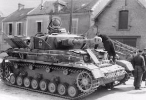 Frankreich, Rouen.- Panzer IV der 12. SS-Panzer-Division "Hitlerjugend" in Ortschaft; PK Lfl 3 — Bei Rouen