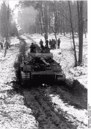 Sowjetunion-Nord, bei Kirowograd.- Panzer VI "Tiger I" des II. SS-Pz-Korps "Das Reich" bei Fahrt auf einem Weg in verschneitem Wald; PK Fs AOK — Russland