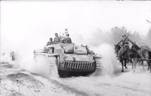Sowjetunion.- Deutsches Sturmgeschütz III der Sturmgeschütz-Abteilung 192 ("Totenkopf-Abteilung") in Fahrt über staubige Straße; PK 689 — Sowjetunion