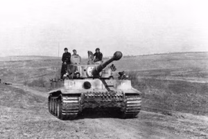 Sowjetunion, Raum Charkow.- Schwere Panzer-Abteilung 502 der Waffen-SS-Division "Das Reich" mit neuen Panzer VI ("Tiger I") bei Vorführung und Erprobung — Russland