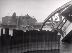 Brug kapotgeschoten tijdens Slag om Arnhem , september 1944. Collectie: Spaarnestad Photo Fotograaf: J.Th.A. v.d. Wal / Spaarnestad Datum: 09-1944 Fotonummer SFA003012906 Code: 1700-1 Voor meer informatie en foto's uit deze en andere collecties bezoek: www.spaarnestadphoto.nl