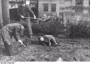 For documentary purposes the German Federal Archive often retained the original image captions , which may be erroneous, biased, obsolete or politically extreme . Berlin, Bau von Straßensperren ADN-ZB/Archiv Das faschistische Deutschland im II. Weltkrieg 1939-45 Berlin wird am 1. Februar 1945 zum "Verteidigungsbereich" erklärt. In der Nähe einer Panzersperre, die von Volkssturmsoldaten an einer Bahnunterführung errichtet wird, heben Hitlerjungen am 10. März Schützenstellungen aus. 343-45 Aufnahme 10. März 1945