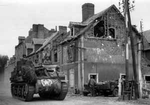 A self-propelled howitzer M7 Priest of the 14th Armored Field Artillery Battalion of the 2nd Armored Division at the intersection of Holgate Street and the railway line Paris-Cherbourg. Carentan , France