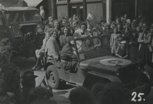 De intocht van de Canadezen. Canadees voertuig en publiek in de Langestraat.
