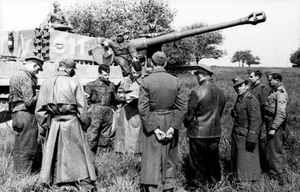 Nordfrankreich.- Soldaten vor Panzer VI "Tiger I" (Turmnummer 311) des SS-Pz-Korps "Leibstandarte Adolf Hitler"; PK 698 — Nordfrankreich