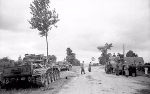 Frankreich, Villers-Bocage.- zerstörte britischer Panzer Cruiser tank VIII Cromwell und M4 "Sherman" auf Landstraße; PK Signal-Einsatz — Villers-Bocage