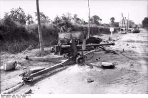 Frankreich, Villers-Bocage.- zerstörtes britisches Geschütz auf Landstraße; PK Signal-Einsatz — Villers-Bocage