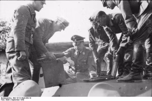Frankreich, Metz.- Heinrich Himmler und Sepp Dietrich mit Angehörigen der Waffen SS Division "Leibstandarte SS Adolf Hitler", Himmler auf Panzer; SS-PK — Metz