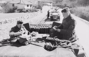 Balkan.- Panzersoldaten auf Sturmgeschütz III, essend, Kanister auf dem Dach; PK 690 — Balkan