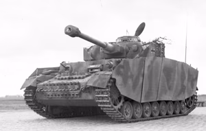 Belgien, Frankreich.- II. SS-Panzerregiment 12 "Hitlerjugend"; Panzer IV mit Seitenschürzen (Turmnummer 615); Übung unter Aufsicht von Offizieren des Heeres; PK 698 — Im Westen