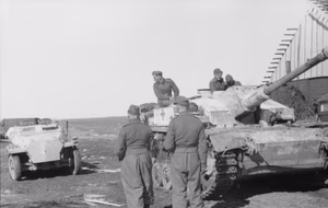 Sowjetunion-Mitte, Raum Smolensk.- Soldaten vor und auf Sturmgeschütz III, Anfahrt eines leichten Schützenpanzers (Sd.Kfz. 250), März-Mai 1943; PK 689 — Russland