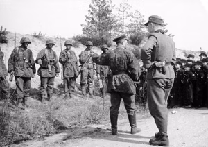 Belgien.- Pimpfe der HJ besuchen die SS-Division Hitlerjugend, Soldaten mit geschwärztem Gesicht, Frühjahr 1944 — Belgien