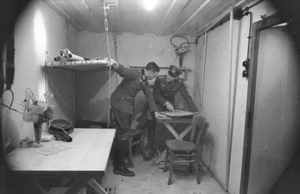 Im Westen.- Bunker an der Oberrheinfront an einem Fluss.- zwei Offiziere mit Karte im Inneren; PK 670 — Im Westen