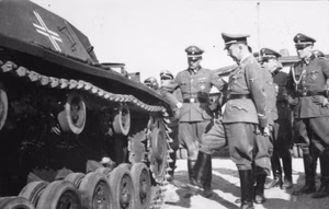 Frankreich, Metz.- Heinrich Himmler bei der Waffen-SS-Division "Leibstandarte Adolf Hitler" vor einem Panzer stehend — Metz
