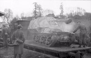 Im Westen: Belgien/Frankreich.- Nachschub per Eisenbahn, Jagdpanzer "Marder I", 7,5cm Pak auf französischen Lorraine Fahrgestell; PK 698 — Im Westen