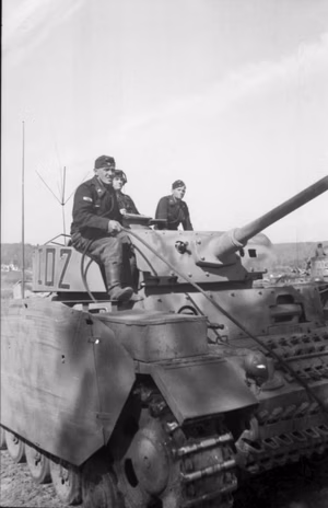 Rußland. "Unternehmen Zitadelle".- Soldaten auf Panzer III (Turmnummer 102) mit Turm- und Seitenschürzen; PK 637 — Russland