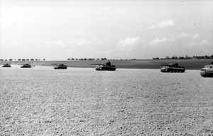 Nord-Frankreich.- Panzer VI "Tiger I" des SS-Panzerkorps "Leibstandarte Adolf Hitler" beim Übungsschießen auf Feld; PK 698 — Nordfrankreich