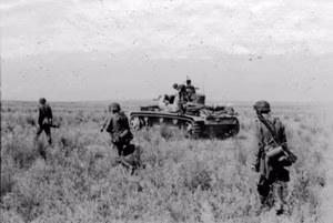 Sowjetunion.- Männer der Waffen-SS-Division ?Wiking? gehen mit Panzerunterstützung (Panzer III) vor — Russland