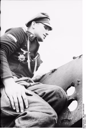 Frankreich-Nord.- Panzersoldat (Deutsches Kreuz, Sonderabzeichen für das Niederkämpfen von Panzerkampfwagen durch Einzelkämpfer auch "Panzervernichtungsabzeichen" bzw. "Panzerknackerabzeichen"); PK 698 — Nordfrankreich
