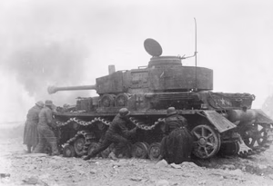 For documentary purposes the German Federal Archive often retained the original image captions , which may be erroneous, biased, obsolete or politically extreme . Scherl: Panzer im Kampf um Casino Obwohl der Feind den beschädigten Panzer erkannt hat und mit Granatwaffen schiesst, arbeitet die Besatzung fieberhaft, um ihren Panzer wieder flott zu machen, ohne Rücksicht auf die Splitter, die ihnen dabei um die Ohren sausen. Die Leistung der Panzermänner ist umso höher anzuerkennen, als ja jegliche Bewegungen in dem Trümmerfeld von Cassino während des Tages kaum möglich sind, vielmehr jegliches Instellunggehen und jegliche Versorgung der Truppe im Schutz der Dunkelheit geschehen muss. PK-Bildberichter Enz (Scherl)