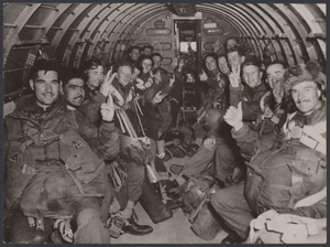 Collectie / Archief: Fotocollectie Spaarnestad Onderwerpen Reportage / Serie: Arnhem, Slag bij - Sept. 1944 (inclusief de uiteindelijke inname April 1945) Beschrijving: British paratroops fill a C-46 transport plane to land with the First Allied Airborne Army on enemy-held Holland. Annotatie: Volgens IWM beschrijving een C-47 [K 7570] Datum: 1944-09-17 Trefwoorden: oorlogen, oorlog Fotograaf: War Office Auteursrechthebbende: Publiek Domein Materiaalsoort: Foto (zwart/wit) Nummer toegang: 7.000SPAond Inventarisnummer: 24023 Bestanddeelnummer: 24023_100