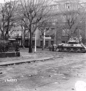 A U.S. Army M36 tank destroyer on the crossing of Avenue Foch (at that time "Hermann-Göring-Straße") and Rue François de Curel, in Metz, France, 21 November 1944. The building in the back has a sign saying "Kreissparkasse" (regional savings bank).