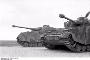 Belgien, Frankreich.- II. SS-Panzer-Regiment 12 "Hitlerjugend"; zwei Panzer IV mit Seitenschürzen (Turmnummer 618) und (Turmnummer 615 ''Wilma''); Übung unter Aufsicht von Offizieren des Heeres; PK 698 — Im Westen