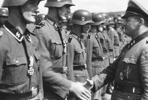 Sowjetunion-Süd.- Sturmbannführer mit Ritterkreuz bei der Verleihun von Auszeichnungen (Eisernes Kreuz) an Soldaten der Waffen-SS Divisioin "Wiking"; SS-PK — Russland
